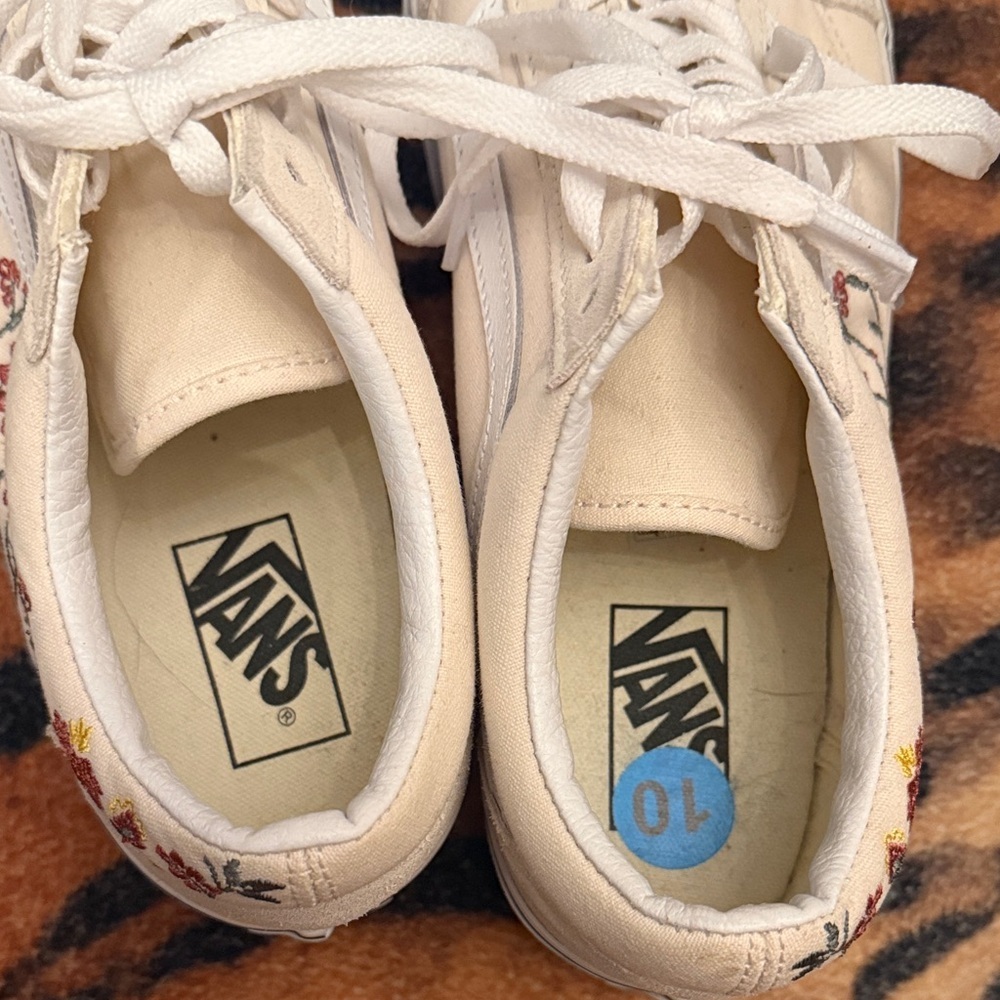 Vans Women's old skool Cream Sneakers with embroidered Floral Design - Picture 9 of 10